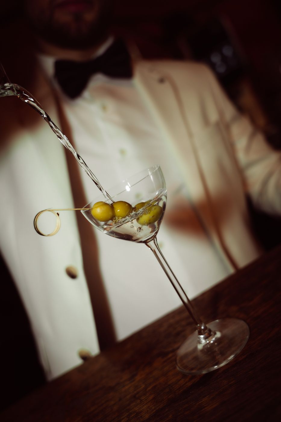 Martini wordt ingeschonken aan de bar van Café in the City