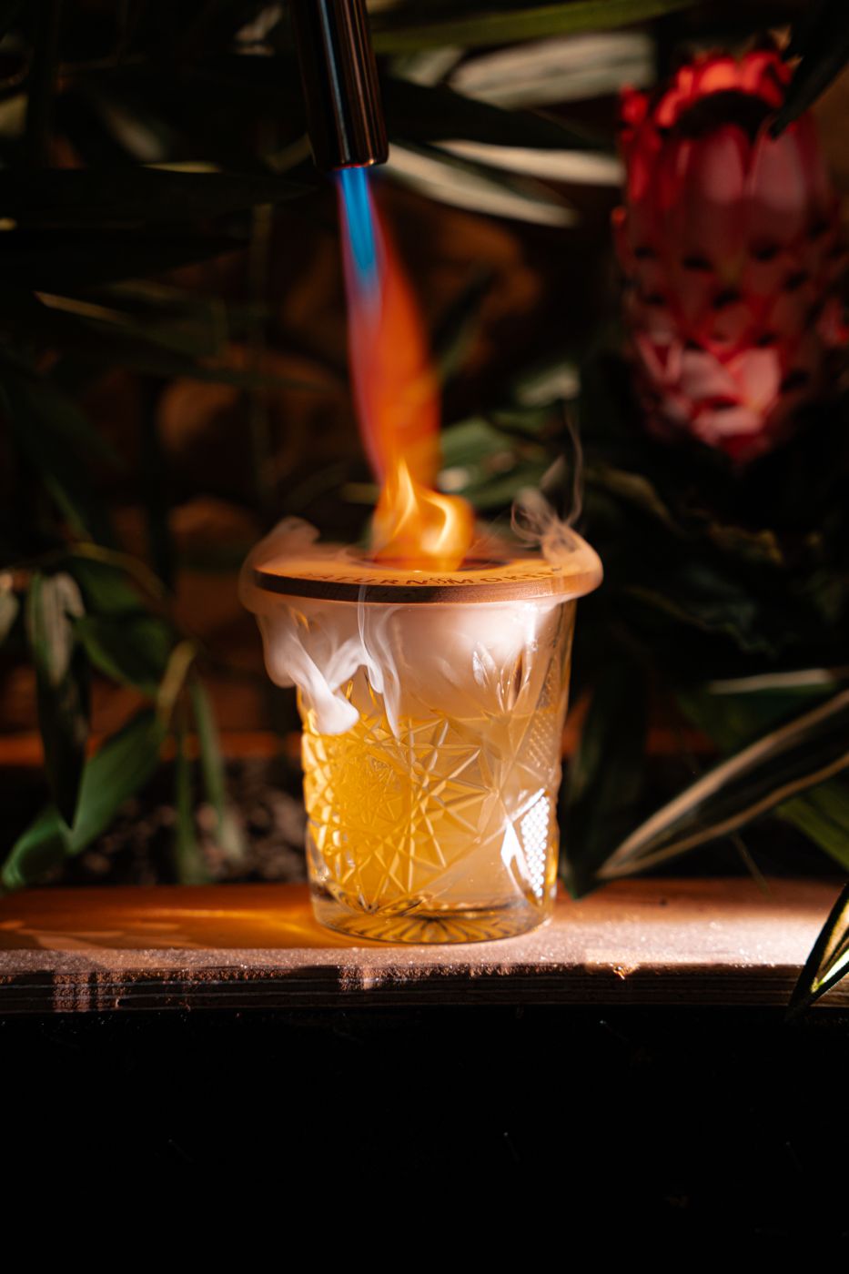 Cocktail wordt met de brander afgemaakt bij Bambooz